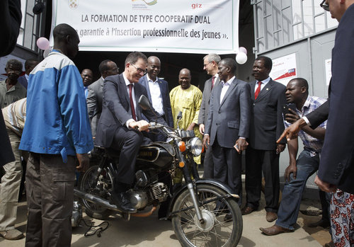 Bundesentwicklungsminister Gerd Mueller, CSU, eroeffnet den ersten dualen Ausbildungsgang in Togo zum Zweirad mechaniker in der Berufsschule Sokode