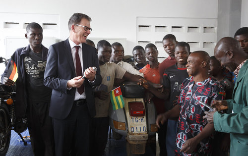 Bundesentwicklungsminister Gerd Mueller, CSU, eroeffnet den ersten dualen Ausbildungsgang in Togo zum Zweirad mechaniker in der Berufsschule Sokode