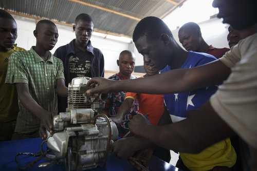 Schueler des dualen Ausbildungssystems in Togo