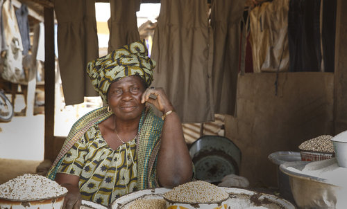 Marktfrau verkauft Mais, Getreide auf dem Markt von Sokode