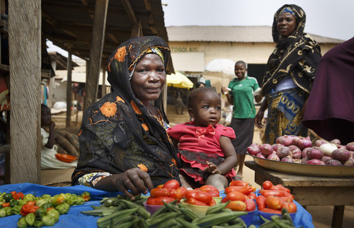 Afrikanische Marktfrau mit Kind in Sokode