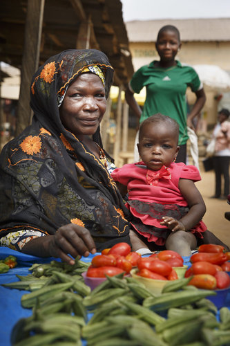 Afrikanische Marktfrau mit Kind in Sokode