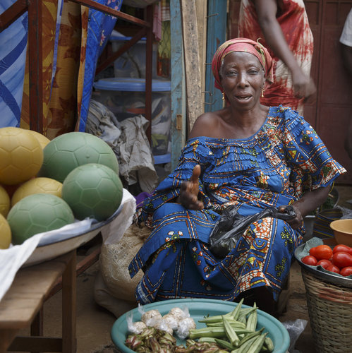 Alte Frau auf dem Markt von Sokode