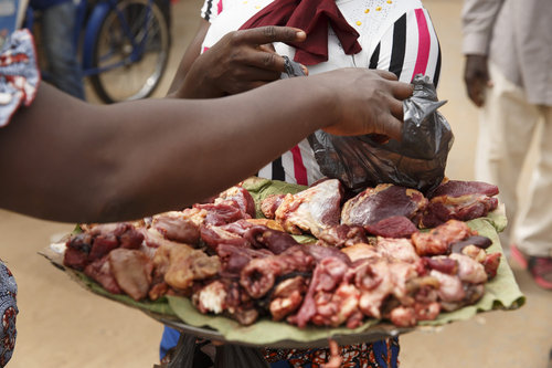 Verkauf von Fleisch auf dem Markt von Sokode