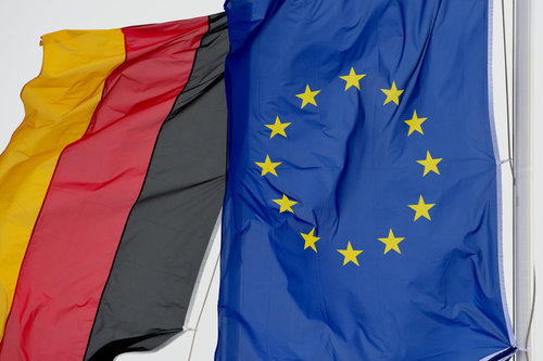 Fahnen von Deutschland und der Europaeischen Union