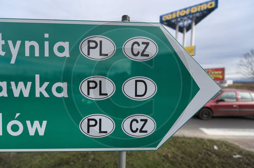 Verkehrsschild im Dreilaendereck Deutschland Polen Tschechien