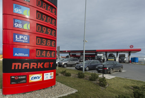 Preistafel mit Kraftstoffpreisen an der polnischen Grenze