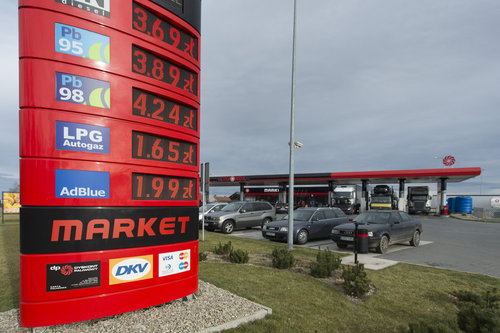 Preistafel mit Kraftstoffpreisen an der polnischen Grenze