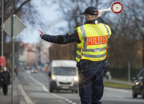 Polizist an der deutsch-polnischen Grenze in Goerlitz