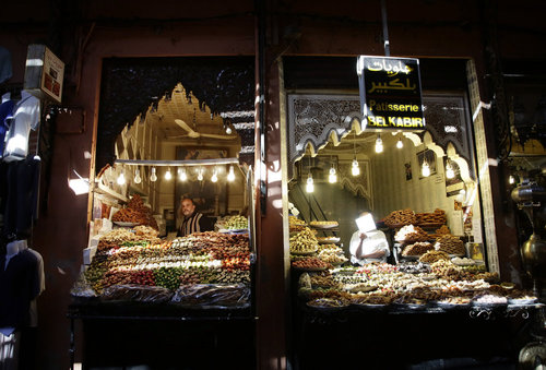 Verkaufsstaende in einem Souk in Marrakesch