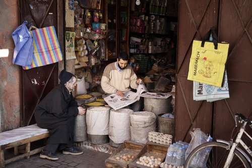 Lebensmittelstand in einem Souk in Marrakesch