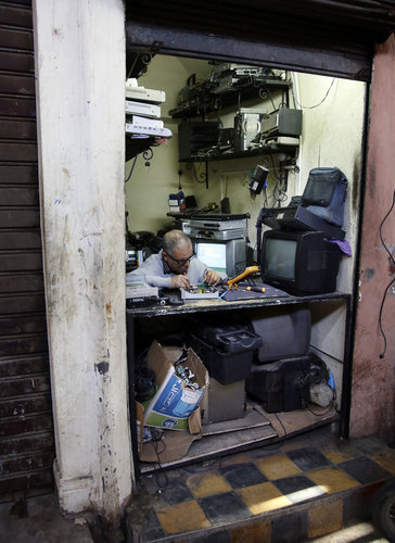 Werkstatt f√ºr Elektroartikel in einem Souk in Marrakesch