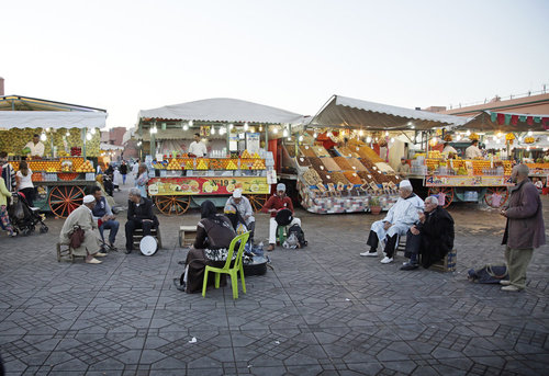Markttreiben auf dem Platz Djemaa el-Fna in Marrakesch