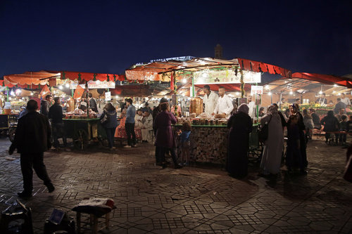 Abendlicher Markt auf dem Platz Djemaa el-Fna in Marrakesch