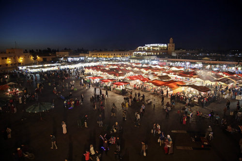 Abendlicher Markt auf dem Platz Djemaa el-Fna in Marrakesch