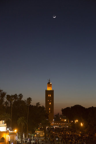 Beleuchtetes Minarett der Koutoubia Moschee in Marrakesch