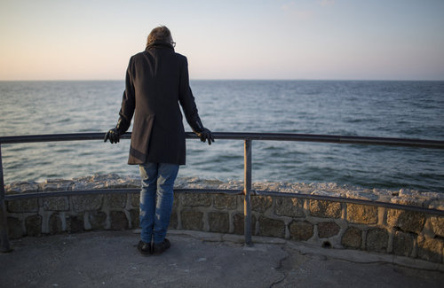Ein Mann schaut auf die Ostsee