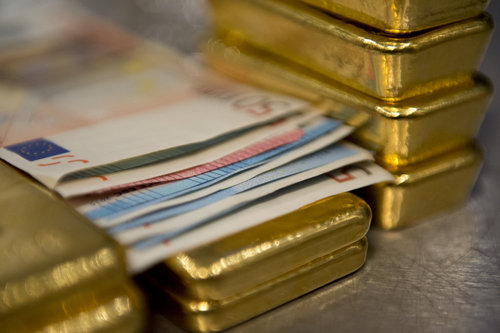 Gold und Banknoten