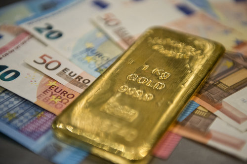 Gold und Banknoten