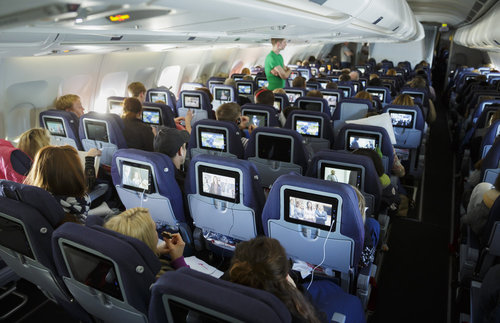 Flugpassagiere waehrend eines Fluges in der Economy Class