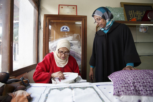 Frauen bei Stickarbeiten im Zentrum fuer Kunsthandwerk in Meknes