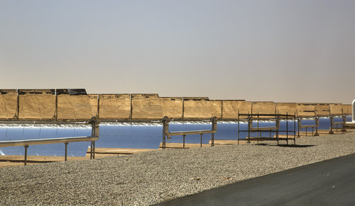 Solarfeld des groessten Solarkraftwerks der Welt in Marokko
