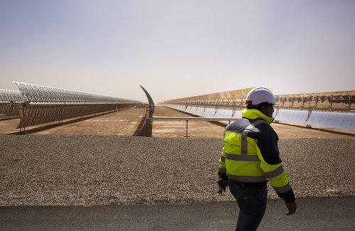 Solarflaechen des groessten Solarkraftwerks der Welt in Marokko