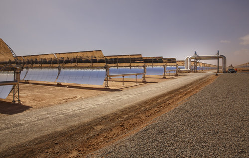Solarfeld des groessten Solarkraftwerks der Welt in Marokko