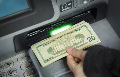 Bankautomat mit Dollarscheinen