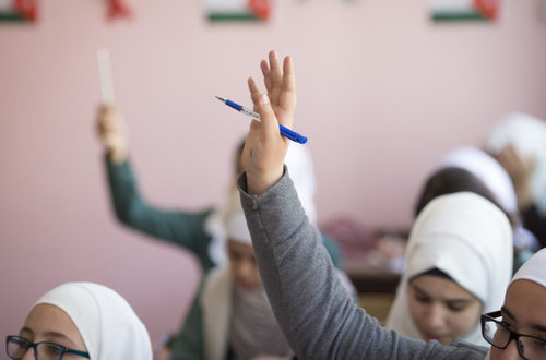Schuelerinnen w√§hrend des Unterrichts in einer Doppelschichtschule in Amman