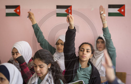 Schuelerinnen w‚àö¬ßhrend des Unterrichts in einer Doppelschichtschule in Amman