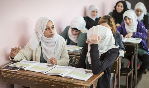 Schuelerinnen w√§hrend des Unterrichts in einer Doppelschichtschule in Amman