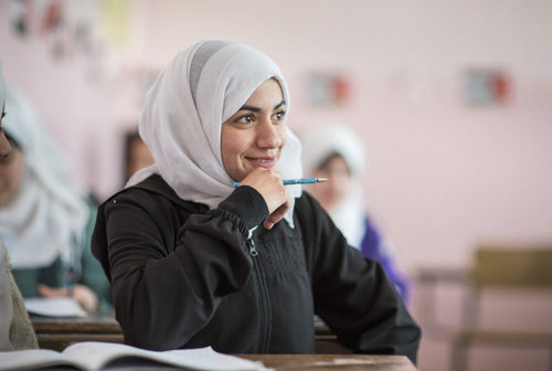 Schuelerin w√§hrend des Unterrichts in einer Doppelschichtschule in Amman