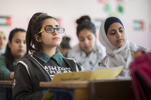 Schuelerin w√§hrend des Unterrichts in einer Doppelschichtschule in Amman