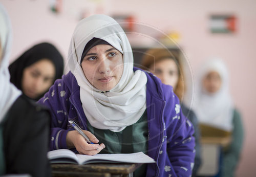 Schuelerin w‚àö¬ßhrend des Unterrichts in einer Doppelschichtschule in Amman