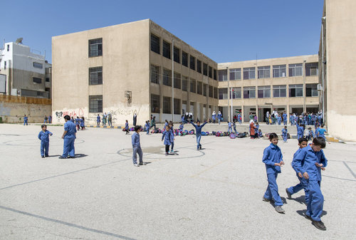 Pausenhof in der Doppelschichtschule in Amman