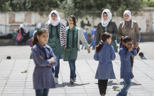 Schuelerinnen w√§hrend der Pause in einer Doppelschichtschule in Amman
