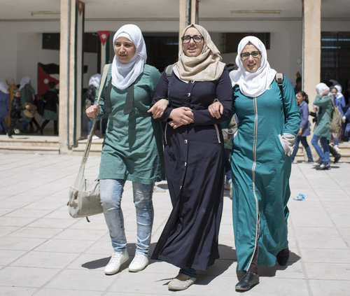 Schuelerinnen w√§hrend der Pause in einer Doppelschichtschule in Amman