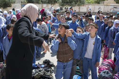 Konflikt auf dem Pausenhof an einer Doppelschichtschule in Amman