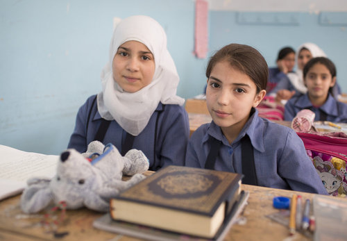 Schuelerinnen w√§hrend einer Unterrichtsstunde in einer Doppelschichtschule in Amman
