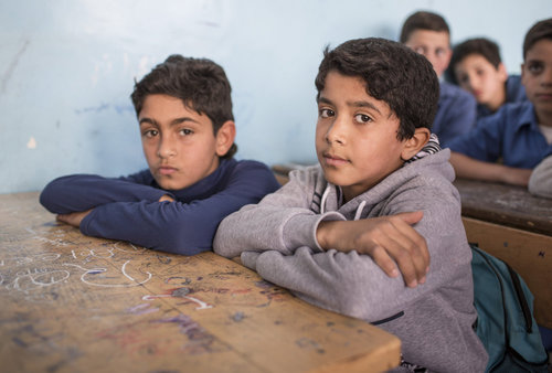 Schueler w√§hrend einer Unterrichtsstunde in einer Doppelschichtschule in Amman