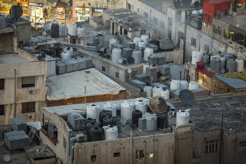 Wassertanks auf Hausdaechern in Amman