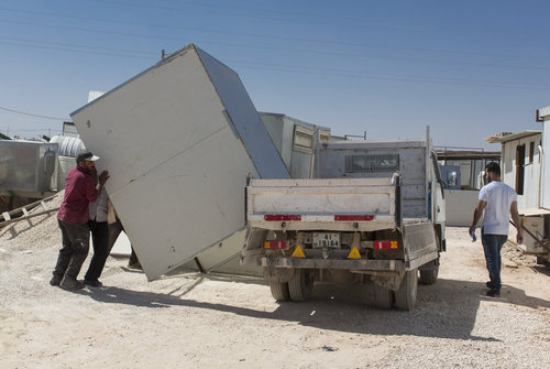 Ankunft neuer Wohncontainer in einem Fluechtlingscamp in Jordanien
