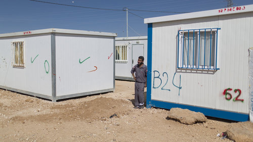 Wohncontainer in einem Fluechtlingscamp in Jordanien