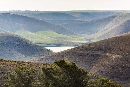 Blick auf das Wala Reservoir in Jordanien