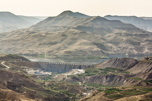 Stausee und Staumauer am Mujib Damm in Jordanien