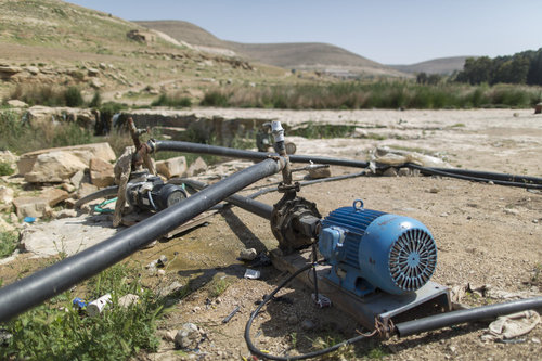 Wasserpumpen auf dem Hedan Brunnenfeld in Jordanien