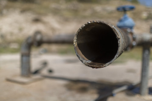 Blick in eine Wasserleitung auf dem Hedan Brunnenfeld in Jordanien