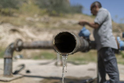 Nahaufnahme einer Wasserleitung auf dem Hedan Brunnenfeld in Jordanien