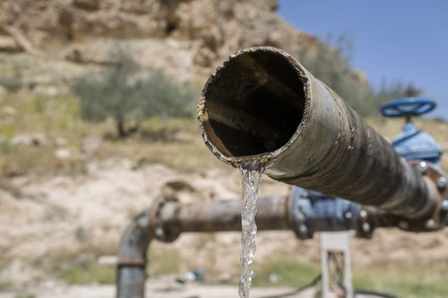 Nahaufnahme einer Wasserleitung auf dem Hedan Brunnenfeld in Jordanien